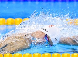 九游娱乐官方平台-皮亚尼奇重返尤文训练基地，与斯帕莱蒂、基耶利尼温馨合影